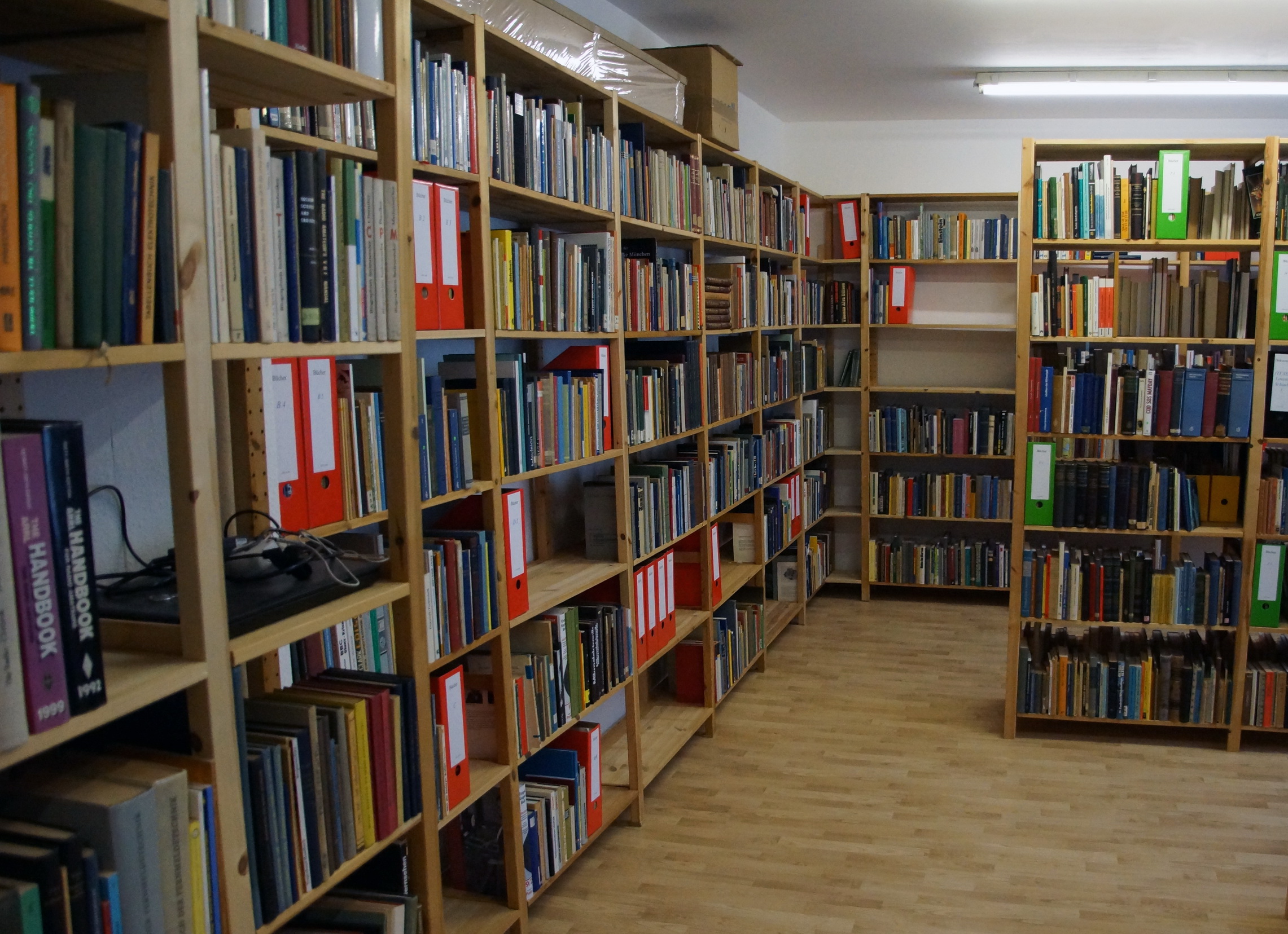 Bücherregale in einem Raum des GFGF-Archivs in Hainichen
