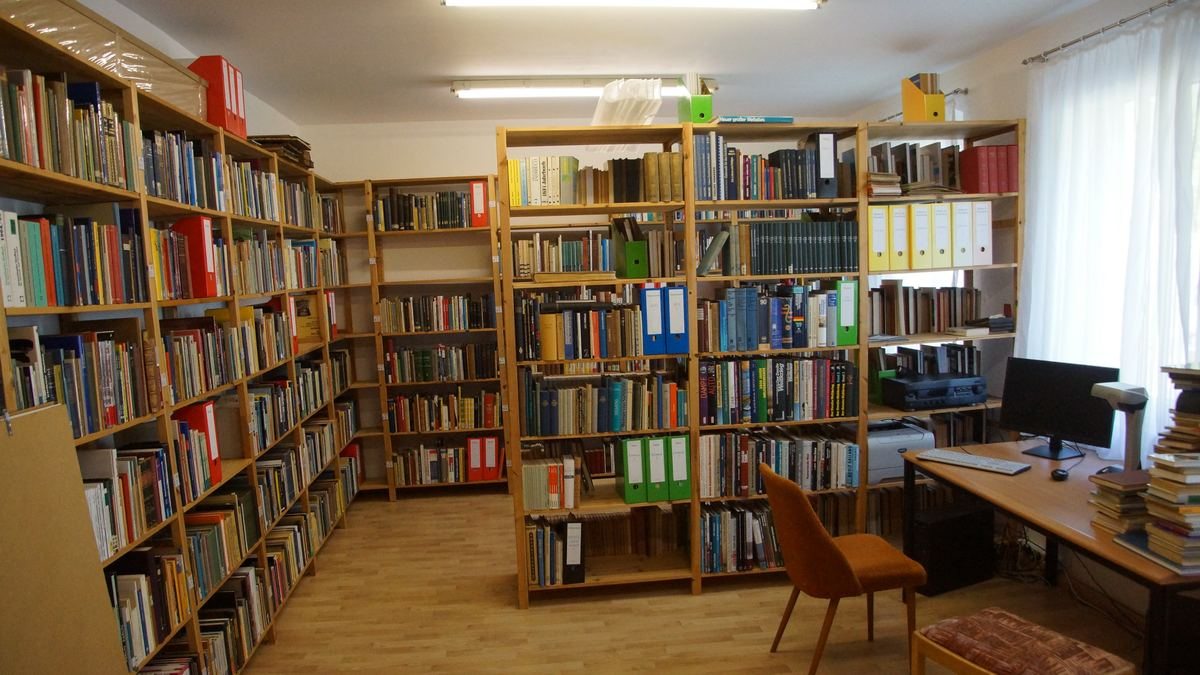 Regale mit umfangreichen Dokumenten und Büchern in einem Archiv