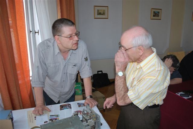 Zwei Menschen im Gespräch über historische Technik