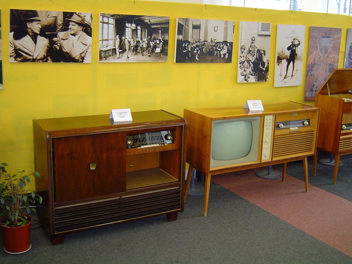 Historische Radio- und Fernsehgeräte in einer Ausstellung