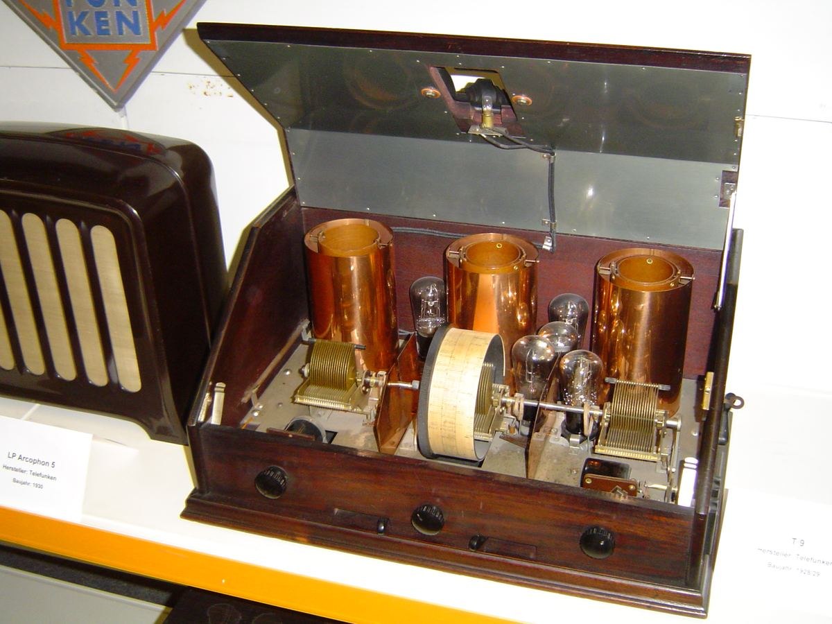Geöffnetes historisches Röhrenradio mit sichtbaren Bauteilen