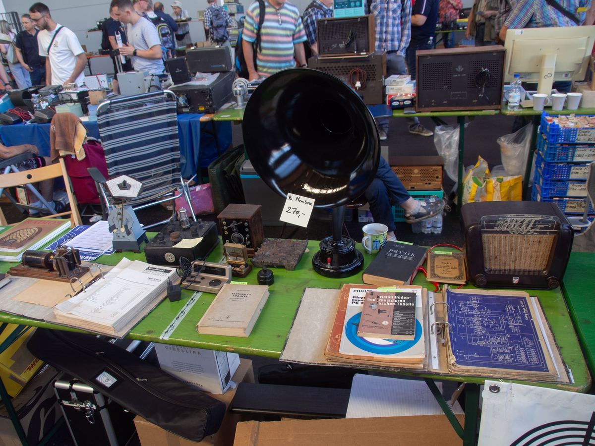 Historische Funkgeräte auf dem GFGF-Messestand 2025