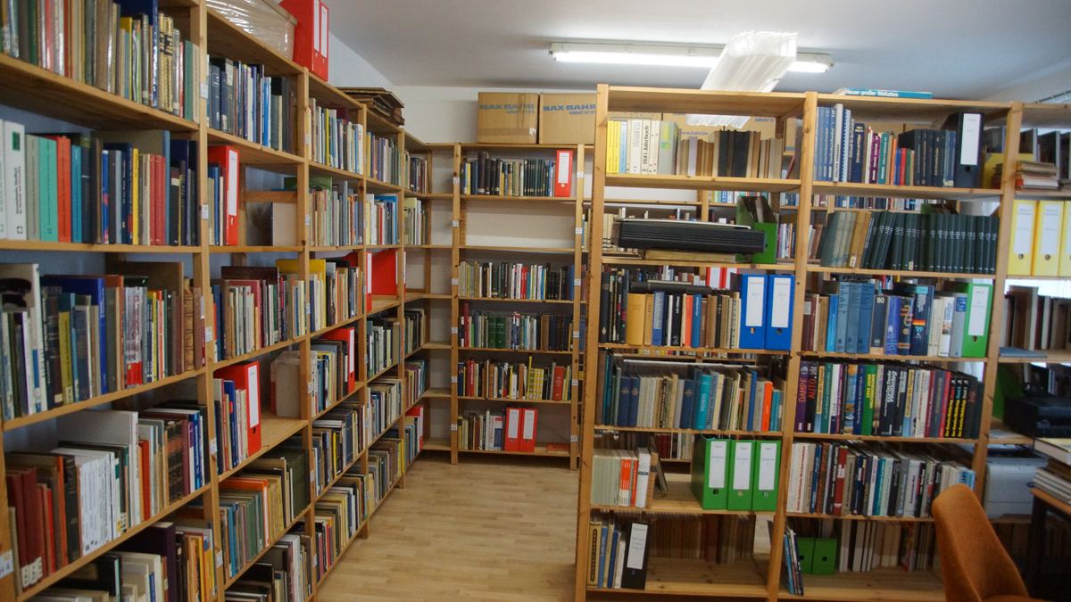 Arbeitsbereich mit Regalen im GFGF-Archiv