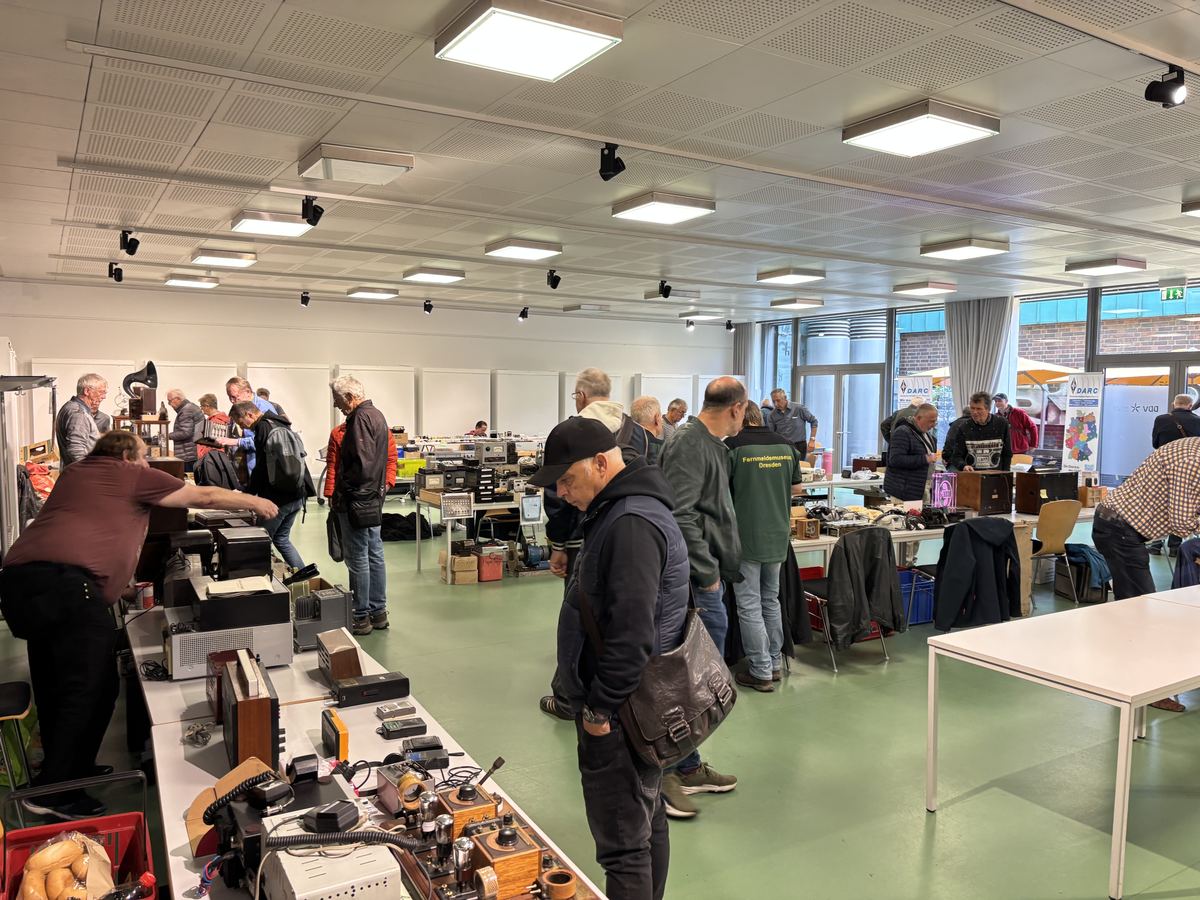 Besucher und Technikstände auf der AREB 2026