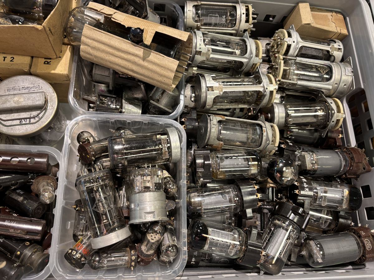 Sortierte historische Elektronenröhren und weitere elektronische Bauelemente