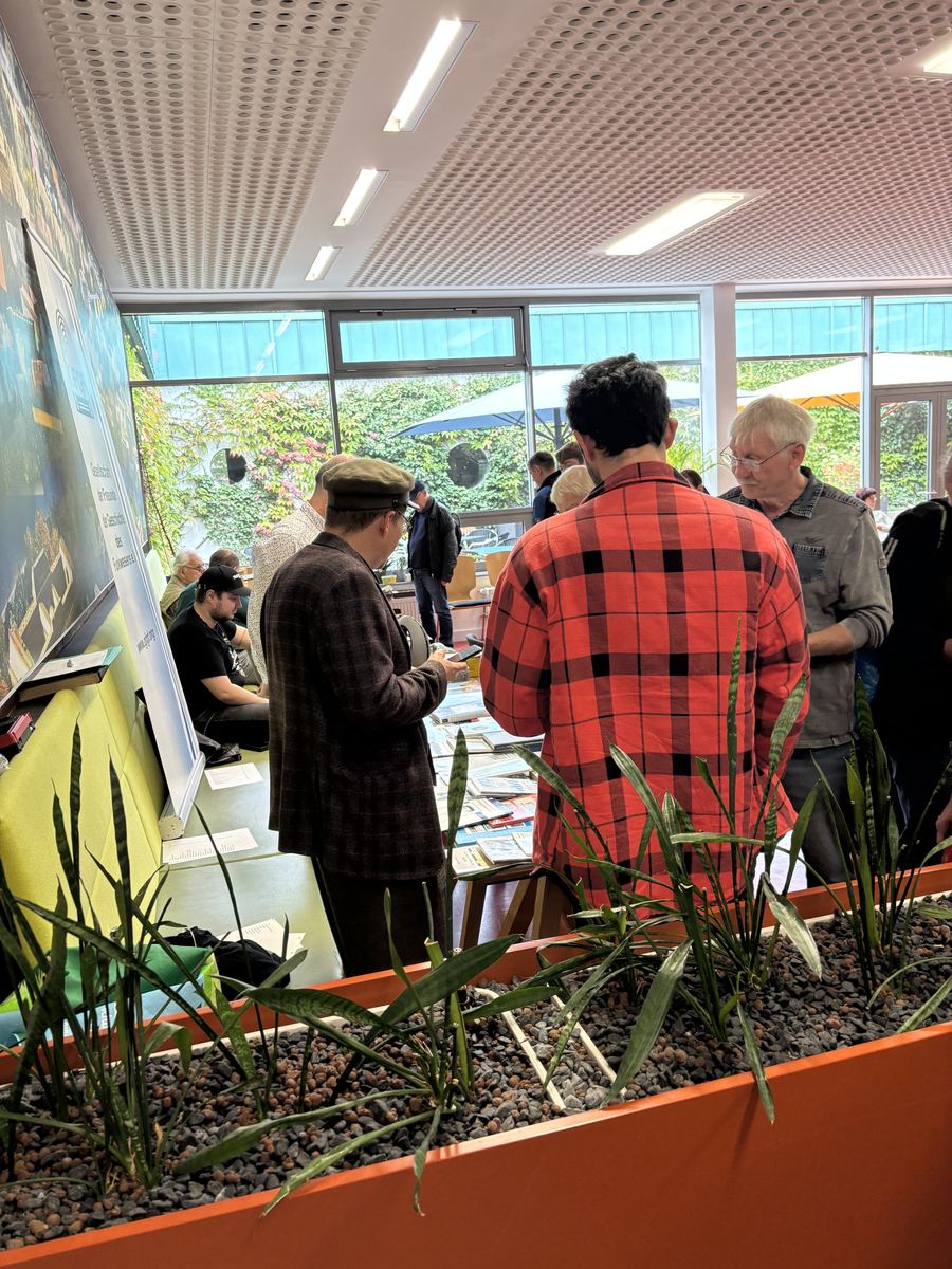 Besucher unterhalten sich bei der AREB 2026