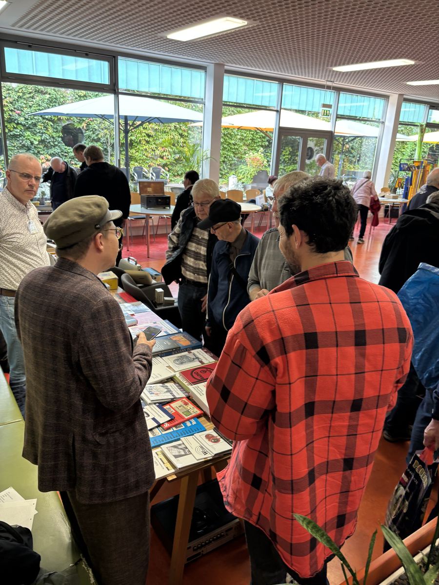 Fachgespräche an einem Messestand der AREB 2026