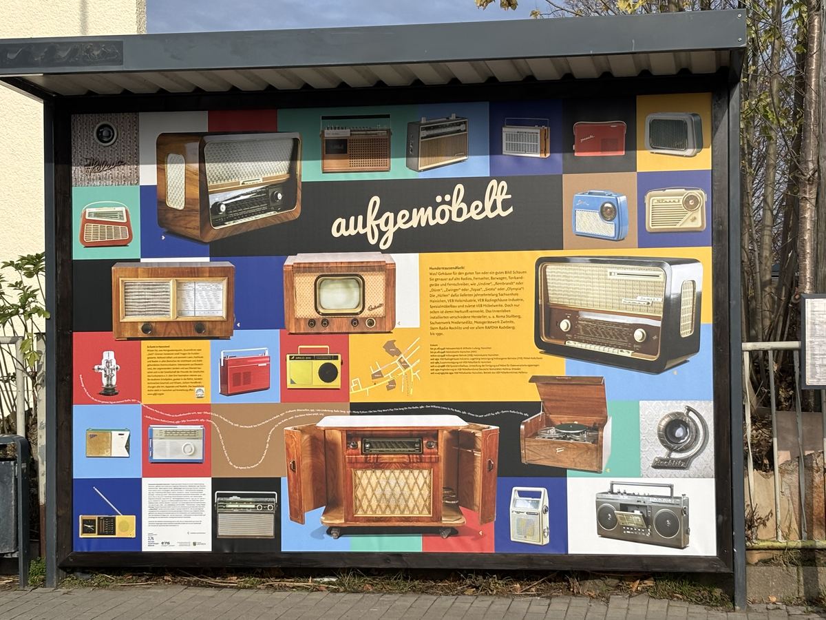 Historische Rundfunkgeräte in der Radiowand des GFGF-Archivs in Hainichen