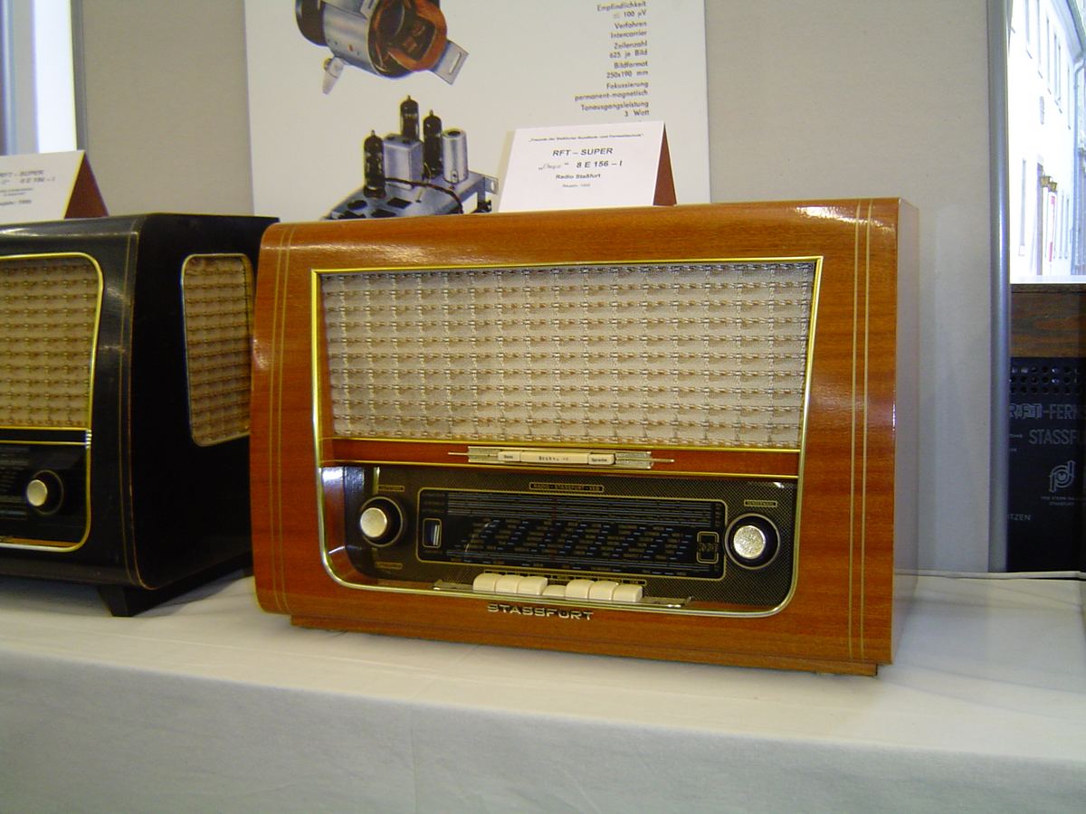 Historisches Rundfunkgerät in einer Ausstellung in Staßfurt