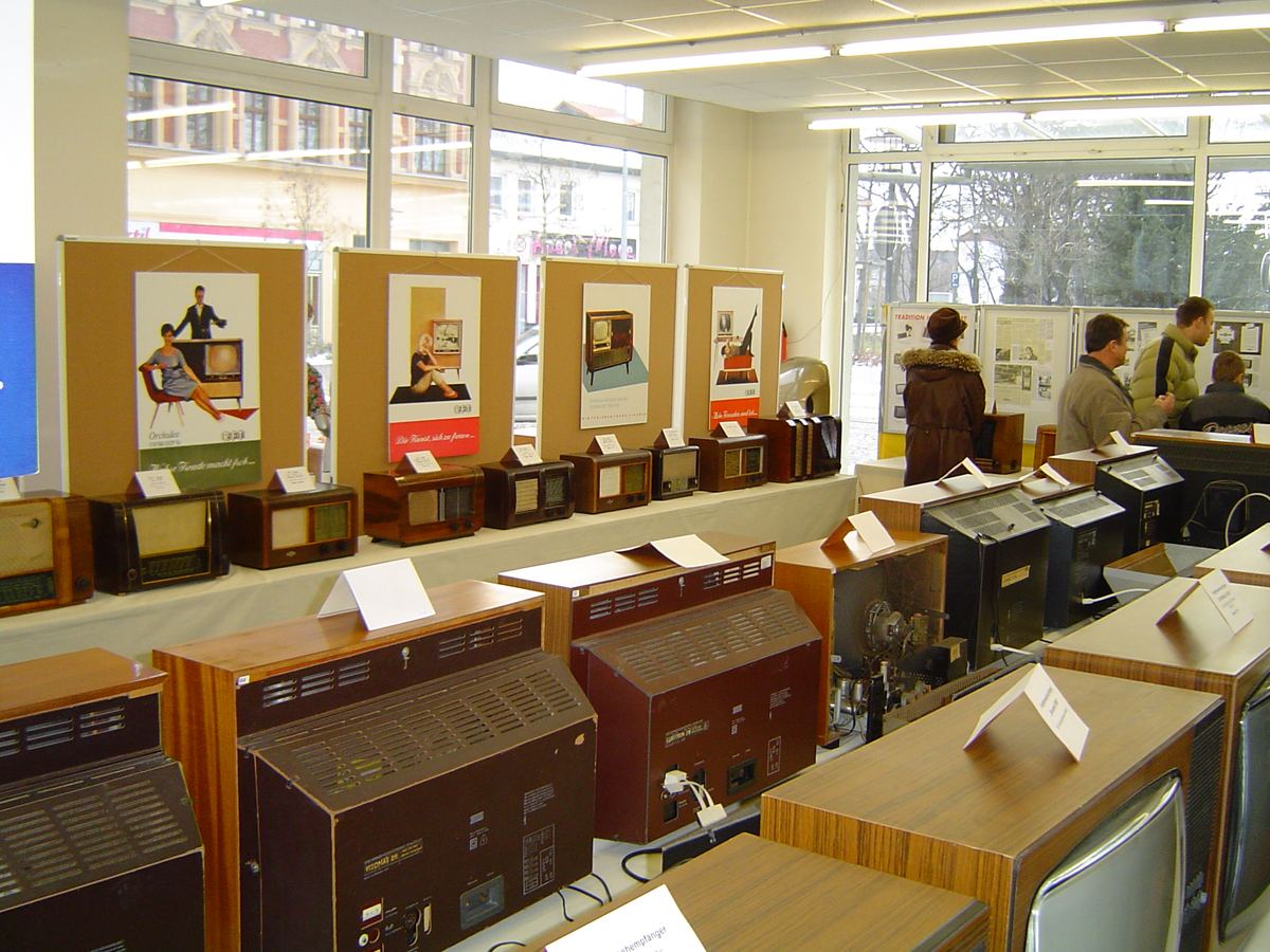 Rundfunk- und Fernsehtechnik in einer Ausstellung in Staßfurt