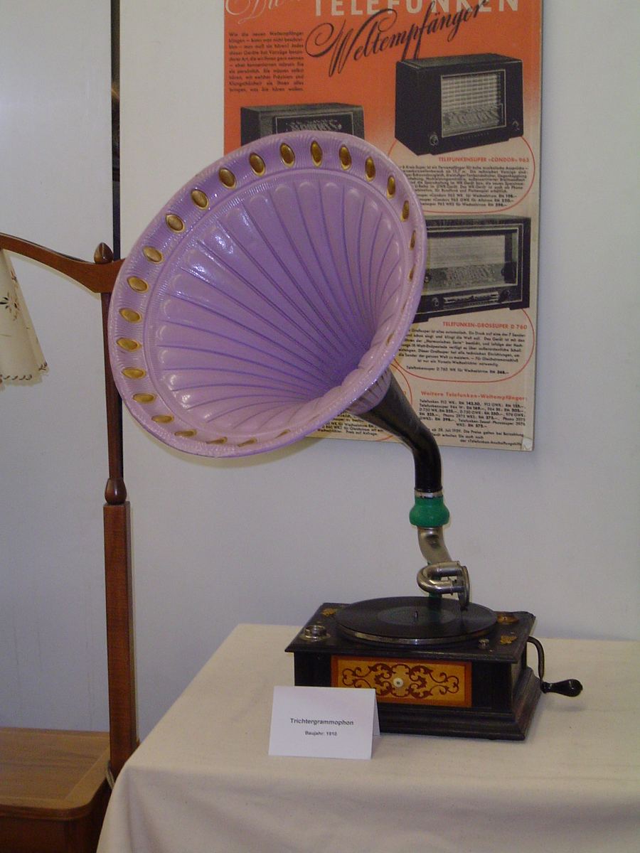 Historisches Gerät in einer Rundfunk-Ausstellung
