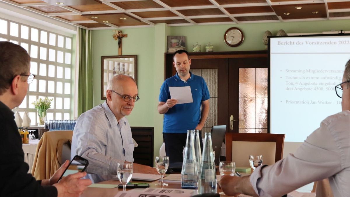 Fachlicher Austausch während eines Vereinstreffens 2023