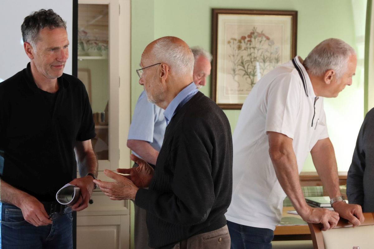 Mitglieder und Besucher im Gespräch bei einem Funktechnik-Treffen 2023