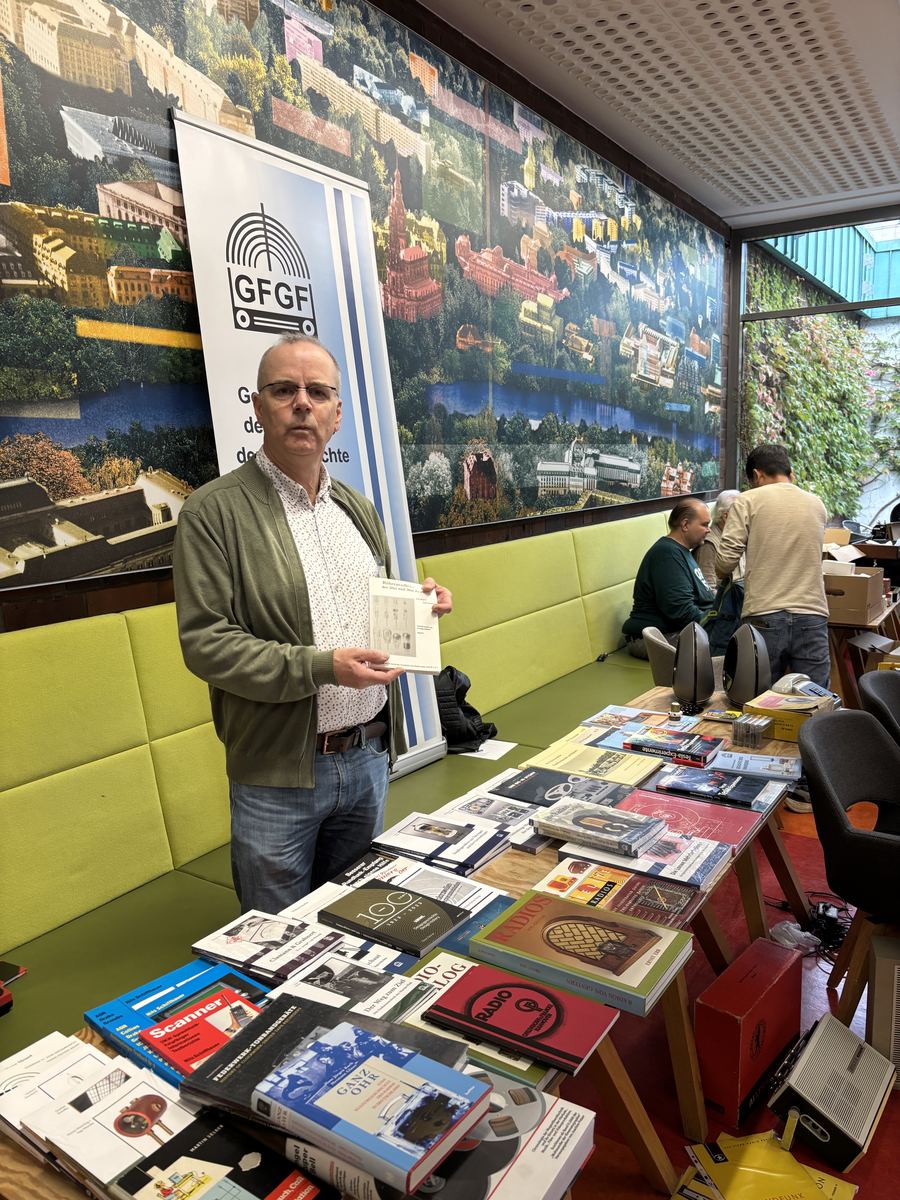 GFGF-Stand mit Fachliteratur auf einer Radiobörse 2026