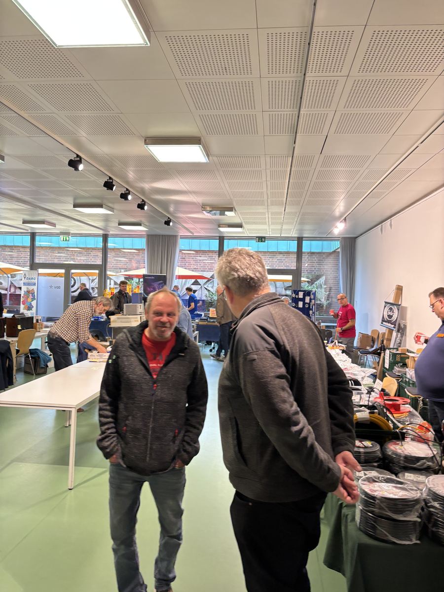Besucher einer Radiobörse im Gespräch 2026