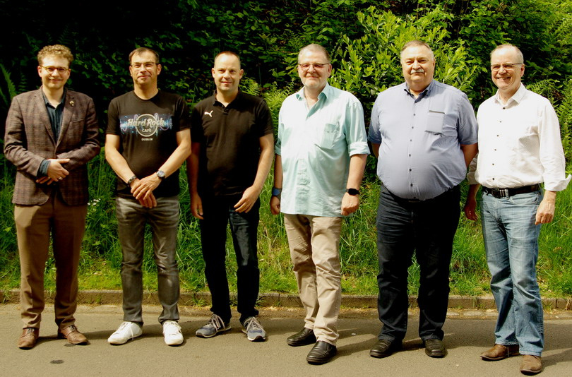 Sechs Mitglieder des GFGF-Vorstands auf einem Gruppenfoto im Freien